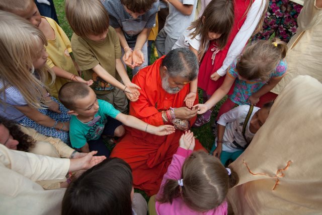 Swami_Maheshwarananda_celebrating_Raksha_Bandhan_with_children